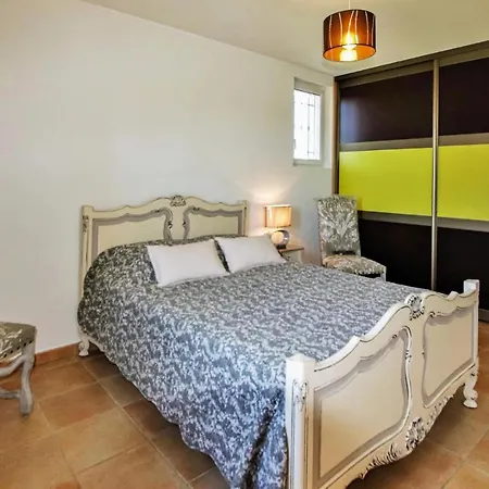 Gorgeous In Du Gard With Kitchen *
